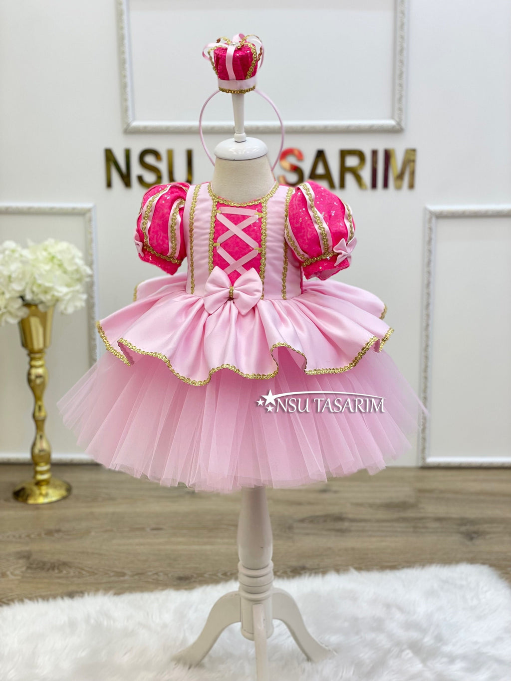 Aurora costume side front and bow