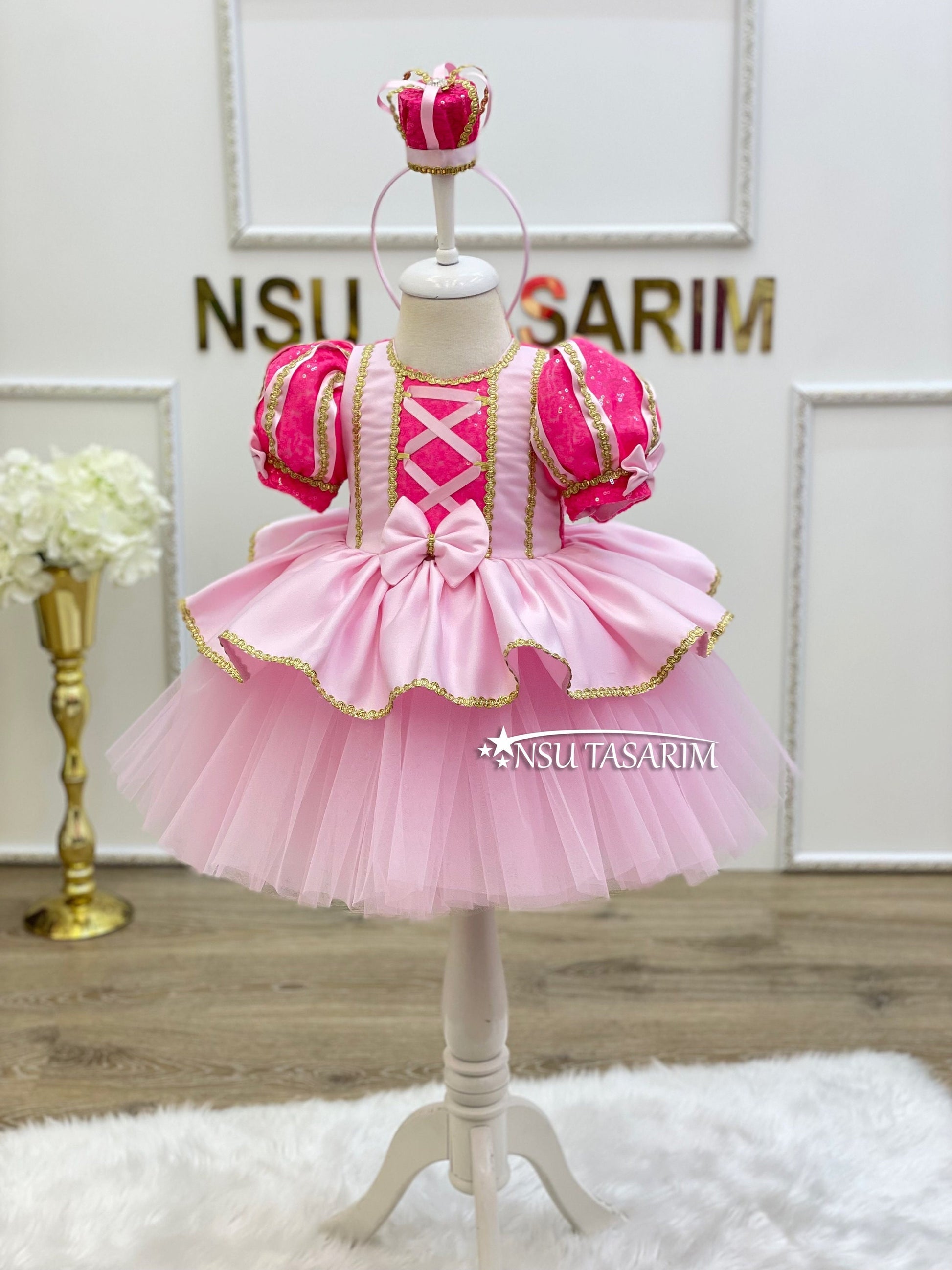 Aurora costume side front and bow