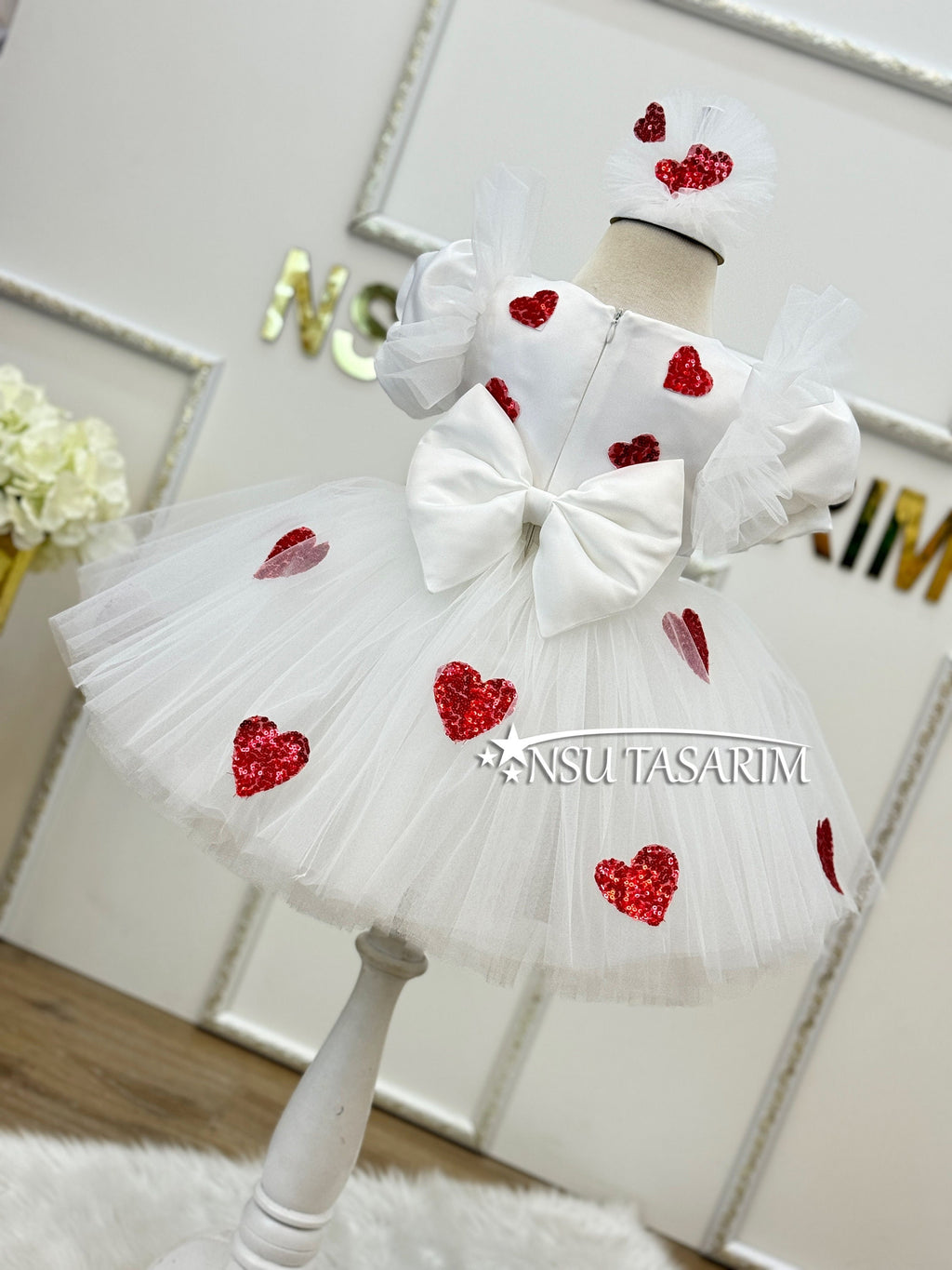 Baby girl for Valentine&#39;s day dress . Knee length heart patterned Valentines