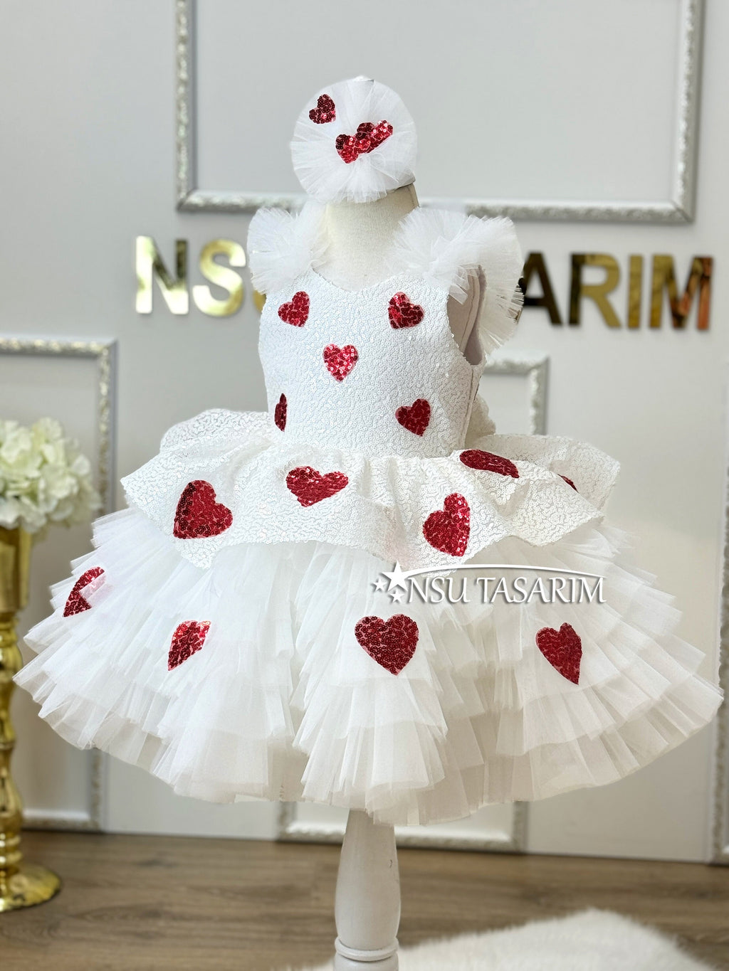 Valentine's day dress. Baby girl dress for Valentine's day. Knee length heart patterned Valentine's Day dress. Mother daughter shoots.