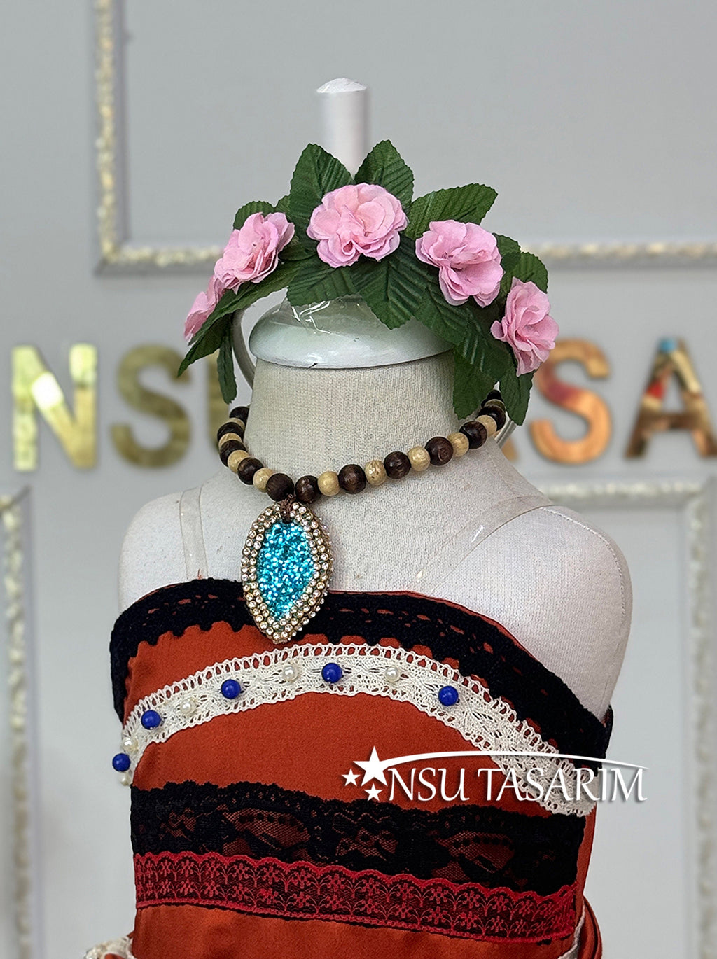 Princess Moana neckline details