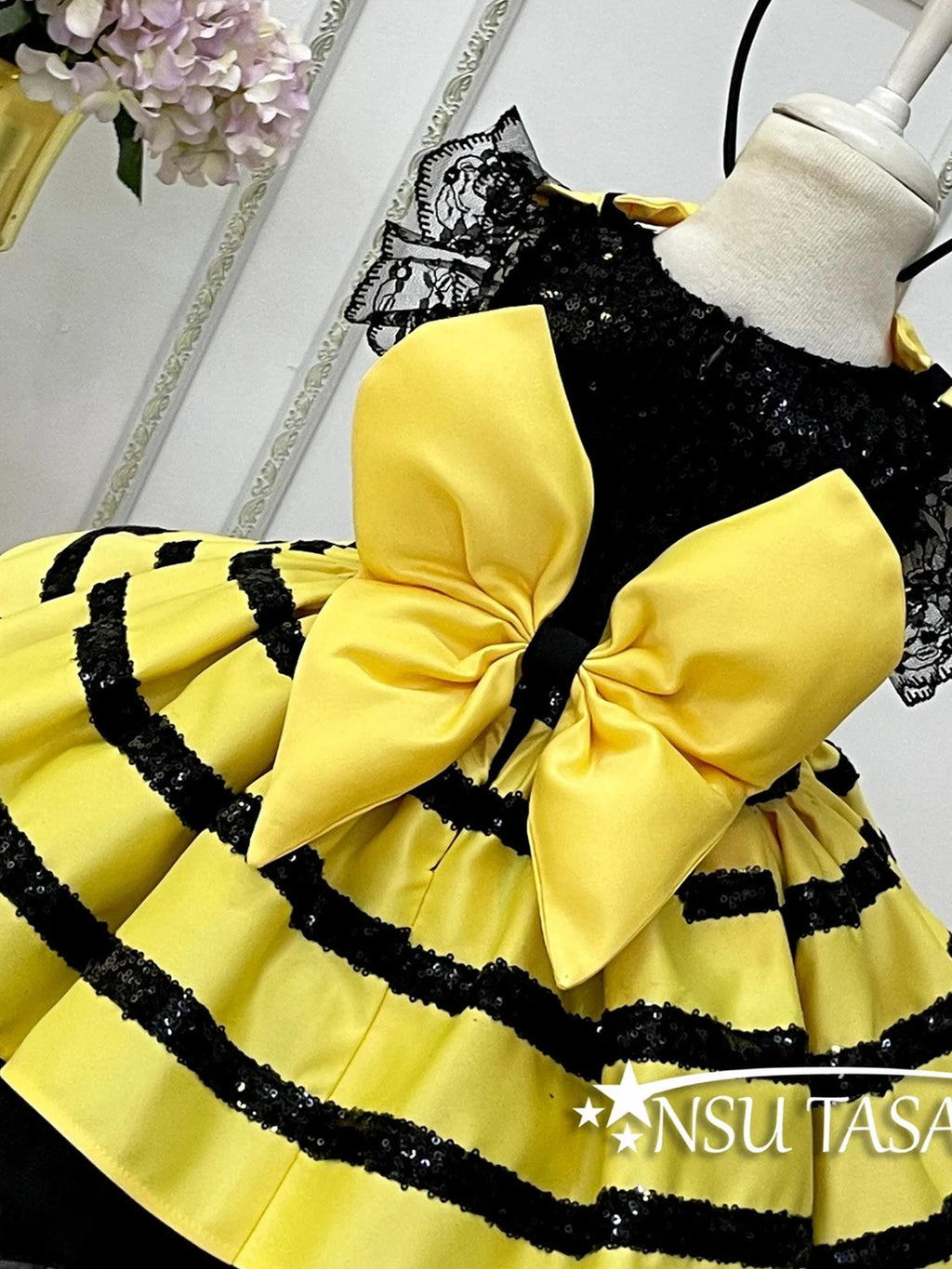 Bee birthday outfit back side bow