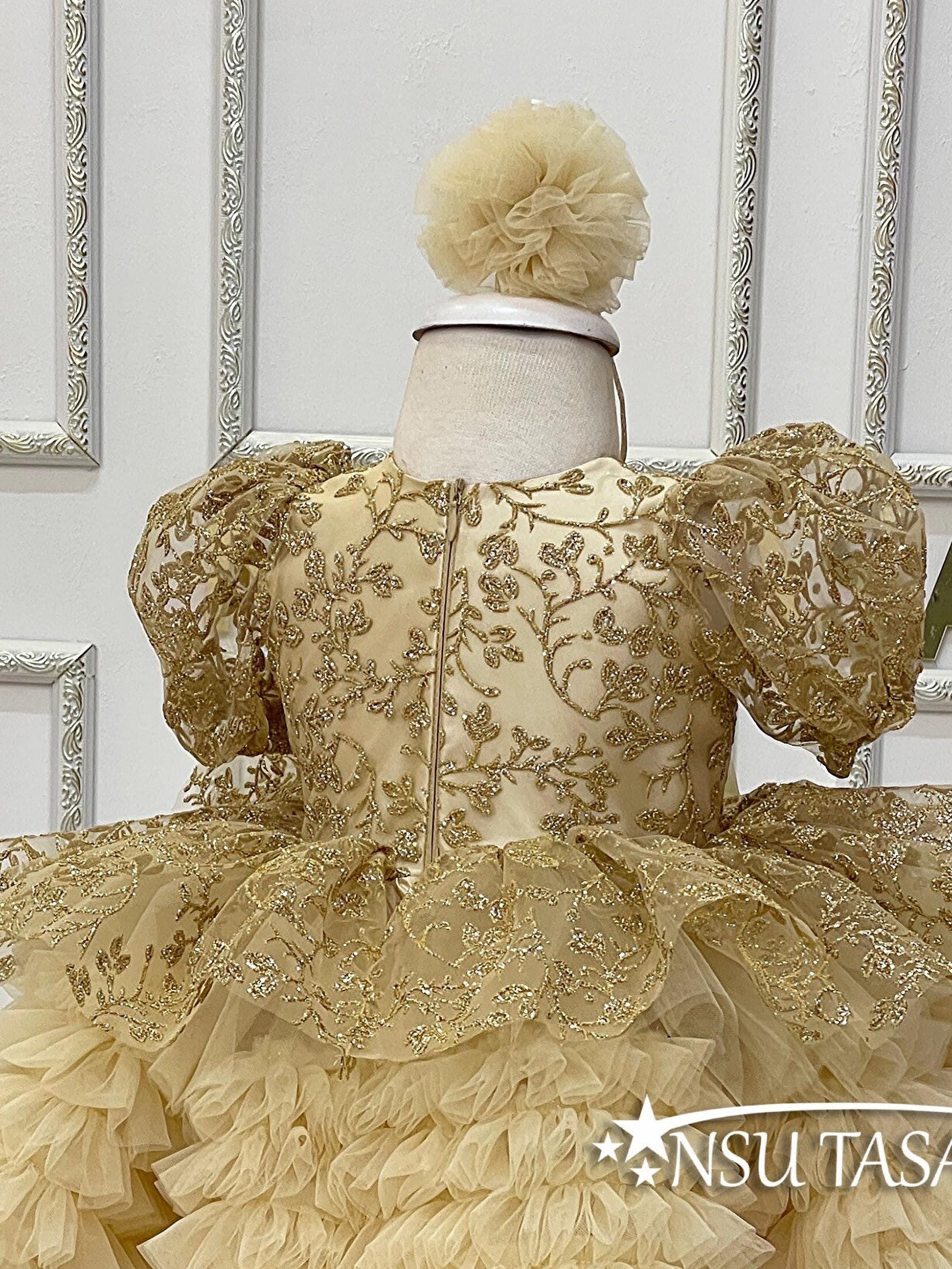 Golden baby girl dress back upper part zipper